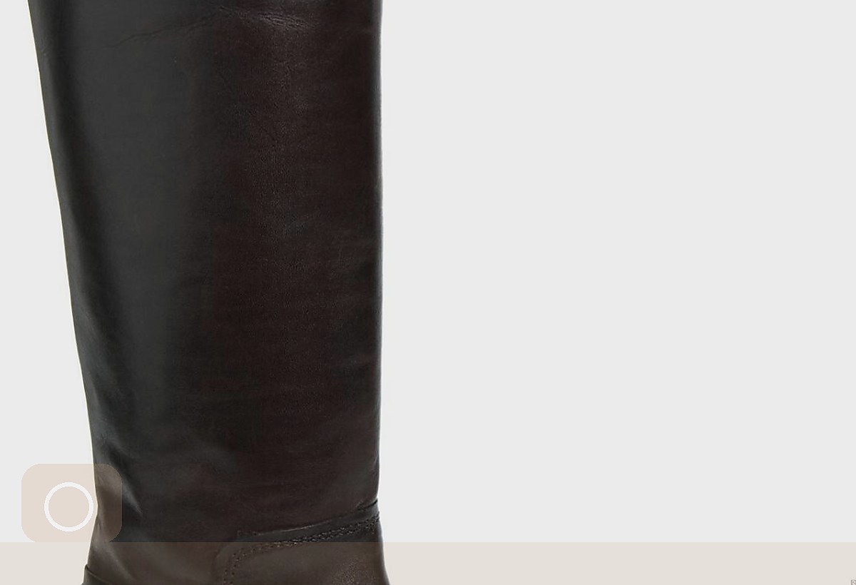How Wardrobe Texture Reads Under Studio Flash visual guide
